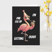 Ein Bein voraus beim Älterwerden Flamingo Karte (Gelbe Blume)