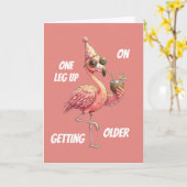 Ein Bein voraus beim Älterwerden Flamingo Karte (Gelbe Blume)