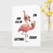 Ein Bein voraus im Älterwerden Flamingo Karte (Gelbe Blume)