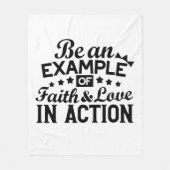 Ein Beispiel für Glauben und Liebe in Aktion sein Fleecedecke (Vorderseite)