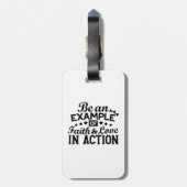 Ein Beispiel für Glauben und Liebe in Aktion sein Gepäckanhänger (Rückseite vertikal)