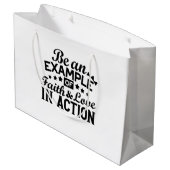 Ein Beispiel für Glauben und Liebe in Aktion sein Große Geschenktüte (Rückseite Schrägansicht)