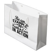 Ein Beispiel für Glauben und Liebe in Aktion sein Große Geschenktüte (Vorderseite Schrägansicht)