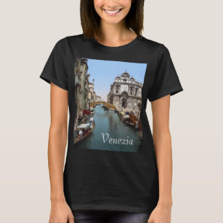 Ein belebter Kanal in Venedig (1900) T-Shirt