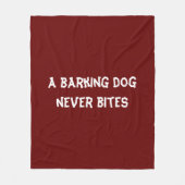 Ein bellender Hund beißt nie Fleecedecke (Vorderseite)