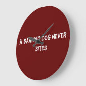 Ein bellender Hund beißt nie Große Wanduhr (Winkel)