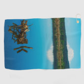 Ein Bergrestaub über einer Hecke Golfhandtuch (Horizontal)