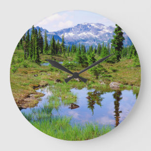 Ein Bergsee im Hinterland von Vancouver Island Große Wanduhr