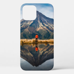 Ein Bergsteiger mit einem orangefarbenen Kleid in Case-Mate iPhone Hülle
