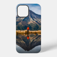 Ein Bergsteiger mit einem orangefarbenen Kleid in