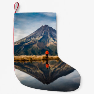 Ein Bergsteiger mit einem orangefarbenen Kleid in Kleiner Weihnachtsstrumpf