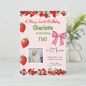 Ein Berry Sweet Birthday - Erdbeere Rosa Foto Einladung (Stehend Vorderseite)