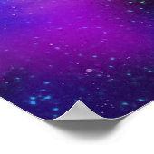 Ein bewohnter Mond unter lila grünen Sternen-Nebel Poster (Ecke)