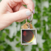 Ein bewölkter Jupiter-artiger Planet, der sich umk Schlüsselanhänger (Hand)