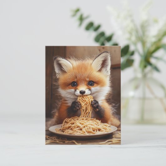 Ein bezaubernder Baby-Rotfuchs, der Spaghetti isst Postkarte (Stehend Vorderseite)