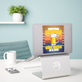 Ein Bier nach dem anderen überleben Aufkleber (Laptop auf Schreibtisch)