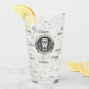 Ein Bierglas mit einem besonderen Datum und einem  Glas