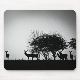 Ein Bild des Nebels einiger Rotwild morgens Mousepad