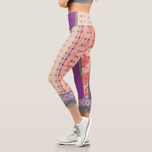 ein Bild eines Schals mit einem Design darauf Capri Leggings (Links)