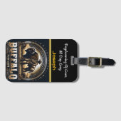 Ein Bison-Bauer steht stolz auf Goldene Felder Gepäckanhänger (Vorderseite (Horizontal))