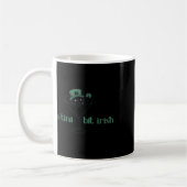 Ein bisschen irisch lustiges irisches Mädchen mit Kaffeetasse (Links)