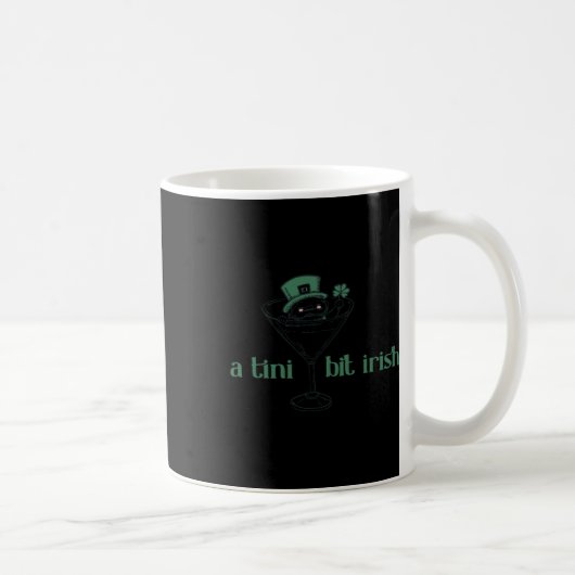 Ein bisschen irisch lustiges irisches Mädchen mit Kaffeetasse (Rechts)
