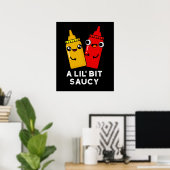 Ein bisschen Saucy Funny Sauce Puck Dark BG Poster (Heimbüro)