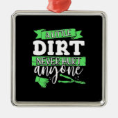 Ein bisschen Schmutz schadet nie jemandem Ornament Aus Metall (Vorne)