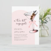 Ein bisschen verlobt Martini Pink Bachelorette Einladung (Stehend Vorderseite)
