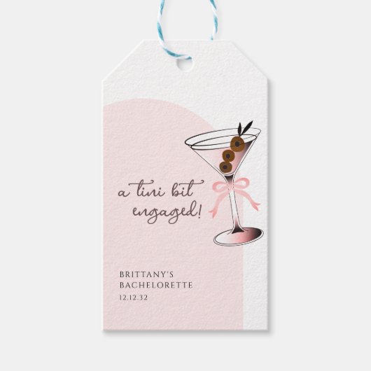 Ein bisschen verlobt Martini Pink Bachelorette Geschenkanhänger (Vorderseite)