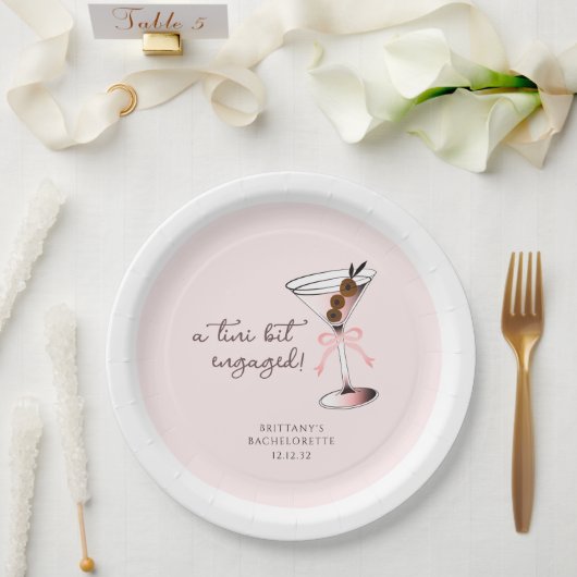 Ein bisschen verlobt Martini Pink Bachelorette Pappteller (Hochzeit)