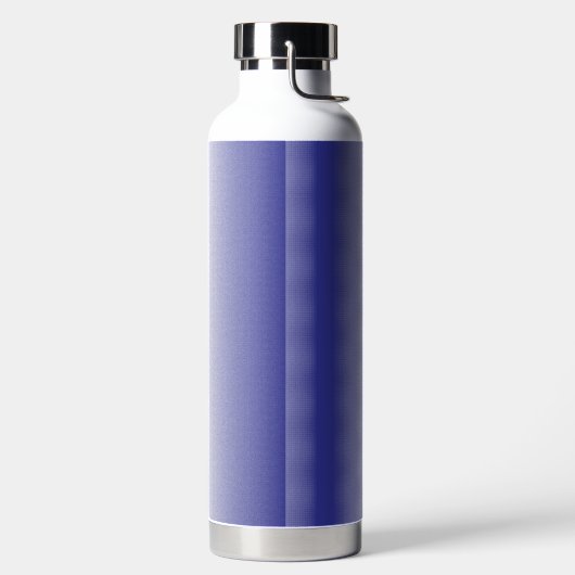 ein blau-weiß gestreifter Hintergrund Trinkflasche (links)