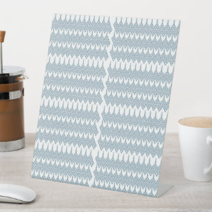 ein blau-weißes Muster mit weißem Hintergrund Sockelschild