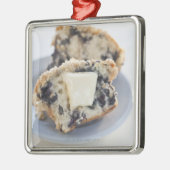 Ein Blaubeermuffin mit Butter Ornament Aus Metall (Links)