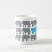 Ein blauer Elefant in der Herd-Tasse Kaffeetasse (Mittel)