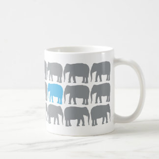 Ein blauer Elefant in der Herd-Tasse Kaffeetasse