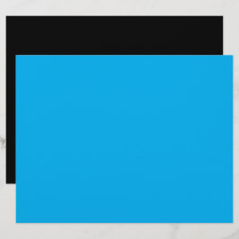 ein blauer Himmel mit einem Flugzeug, das am Himme Briefbogen