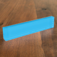 Ein blauer Himmel mit einigen verstreuten weißen W