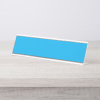 Ein blauer Himmel mit einigen verstreuten weißen W