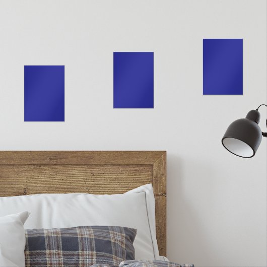 Ein blauer Hintergrund mit einem prominenten weiße Bilderwand Sets (Schlafzimmer)