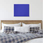 Ein blauer Hintergrund mit einem prominenten weiße Leinwanddruck (Insitu (Schlafzimmer))
