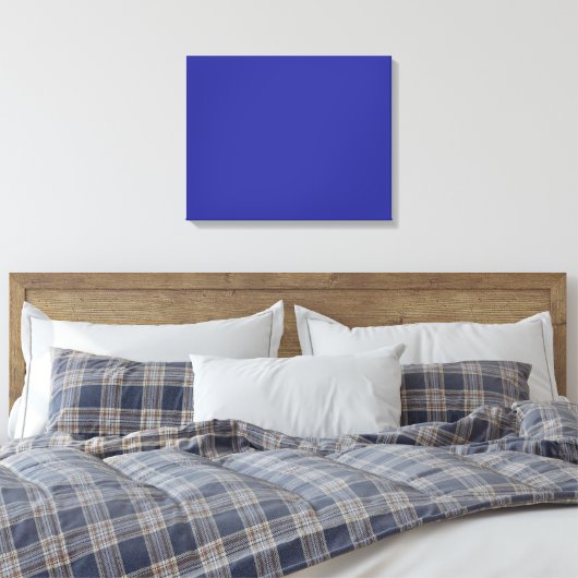 Ein blauer Hintergrund mit einem prominenten weiße Leinwanddruck (Insitu (Schlafzimmer))