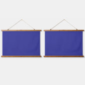 Ein blauer Hintergrund mit einem prominenten weiße Wandteppich Mit Holzrahmen (Doppelt)