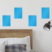 ein blauer Hintergrund mit einer schwarz-weißen Ka Bilderwand Sets (Schlafzimmer)