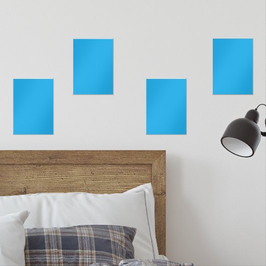 ein blauer Hintergrund mit einer schwarz-weißen Ka Bilderwand Sets (Schlafzimmer)