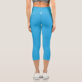 ein blauer Hintergrund mit einer schwarz-weißen Ka Capri Leggings (Rückseite)