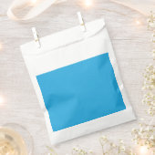 ein blauer Hintergrund mit einer schwarz-weißen Ka Geschenktütchen (Ausgeschnitten)