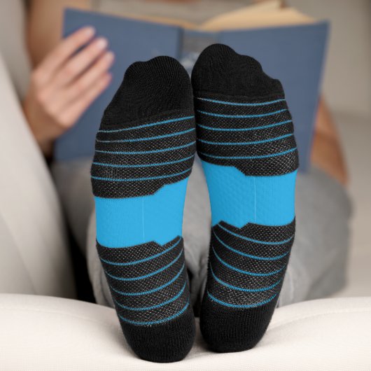 ein blauer Hintergrund mit einer schwarz-weißen Ka Socken (Unterseite)