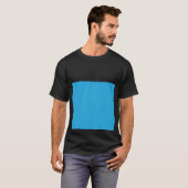 ein blauer Hintergrund mit einer schwarz-weißen Ka T-Shirt (Vorne ganz)