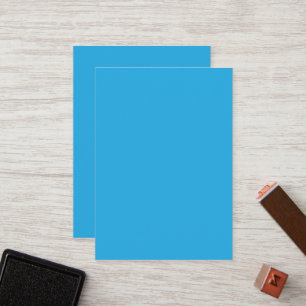 ein blauer Hintergrund mit einer schwarz-weißen Ka Treuekarte